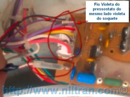 Retirando o soquete de ligação da placa eletrônica.